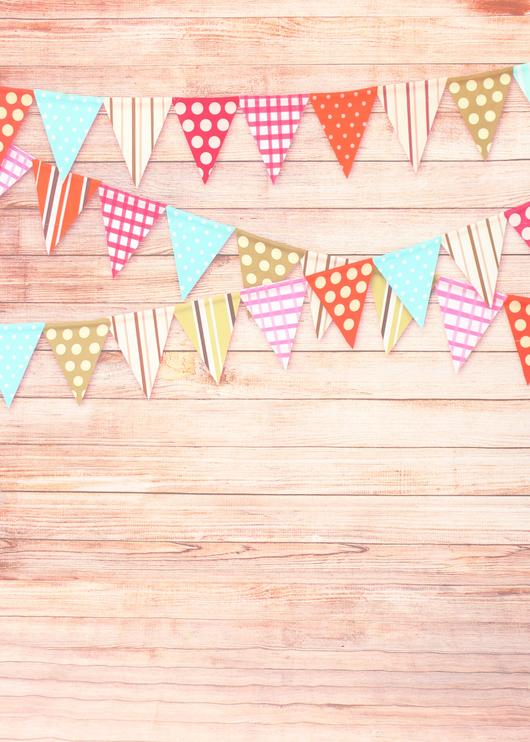 BACKDROP_Flag bunting on wood